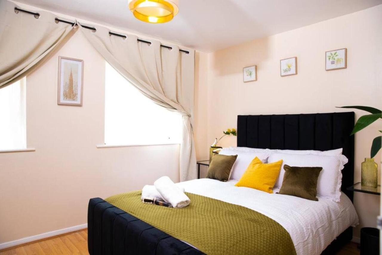 The Green Lodge Edmonton Bagian luar foto